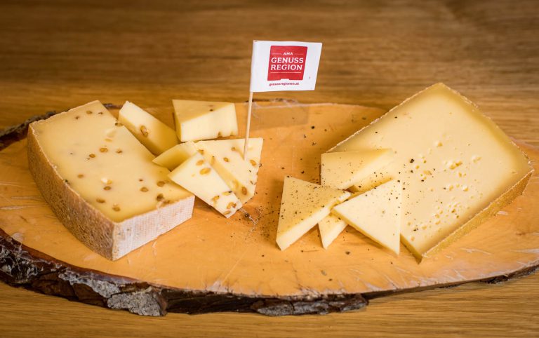 Präsentation hofeigener Käsespezialitäten aus der Kleinarler Käserei – Qualität und Tradition vom Schwabhof beim regionalen Markt.