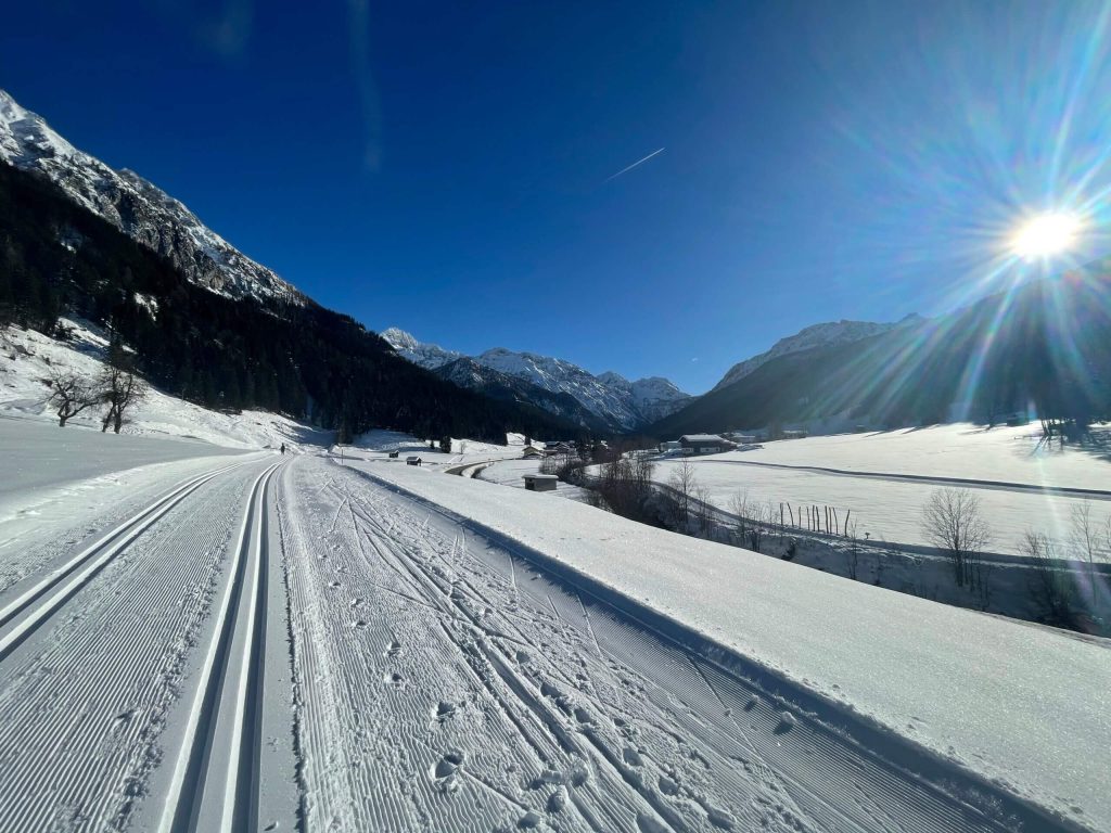 Bestens präparierte Langlauf-Loipe direkt vor der Haustür des Schwabhofs – Winteridylle und Sport in der verschneiten Kleinarler Bergwelt.