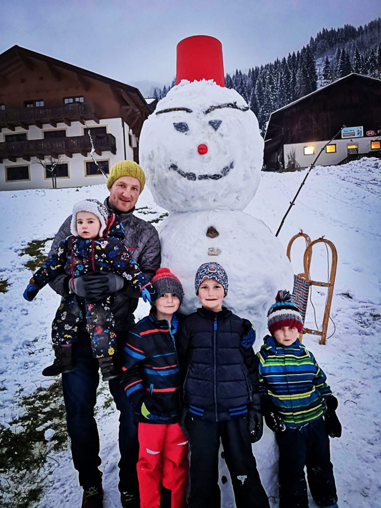 Winterfreude pur: Wir bauen gemeinsam einen riesigen Schneemann im Garten des Schwabhofs – Familienspaß im Salzburger Land.