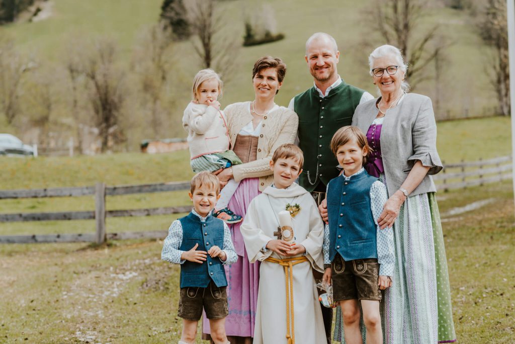 Ihre Gastgeber Familie Viehhauser in traditionellen Trachten in Kleinarl, ideal für einen Urlaub am Bauernhof.