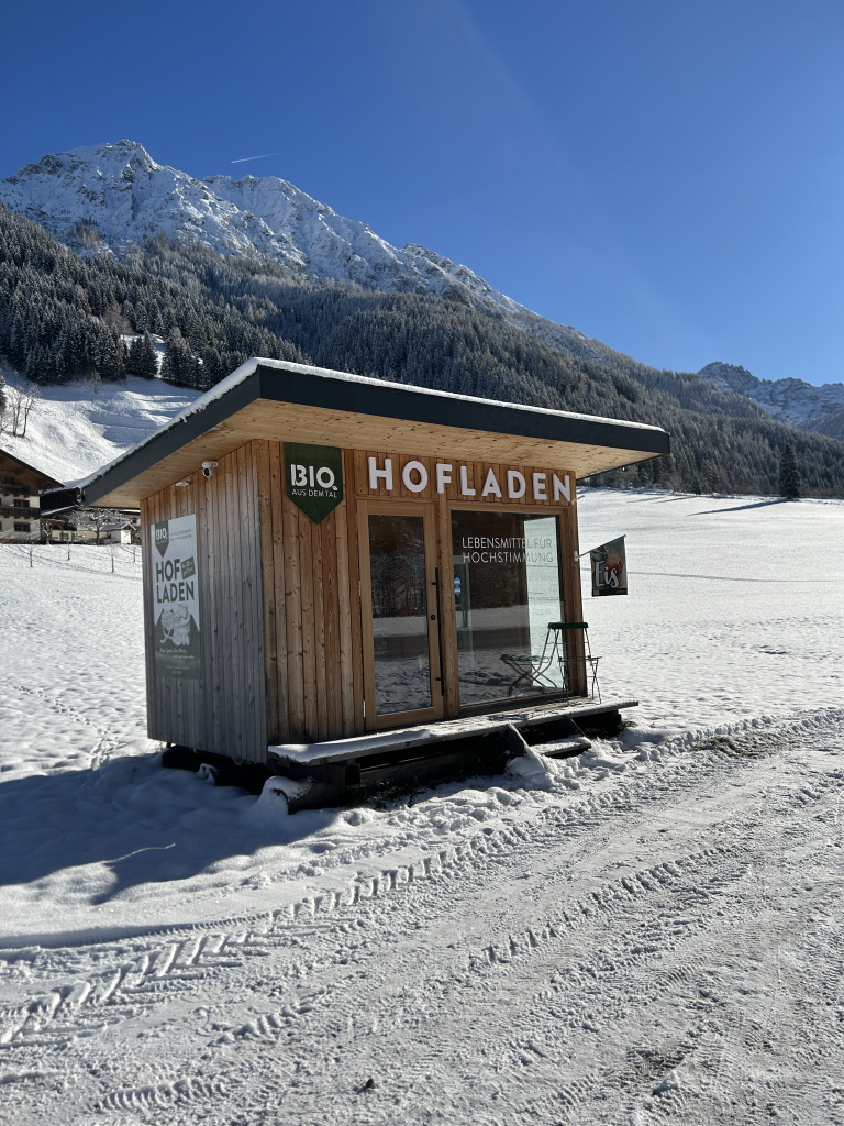 Unser Bio-Hofladen am Schwabhof: Regionale Lebensmittel für Hochstimmung – direkt am Hof im winterlichen Kleinarl.